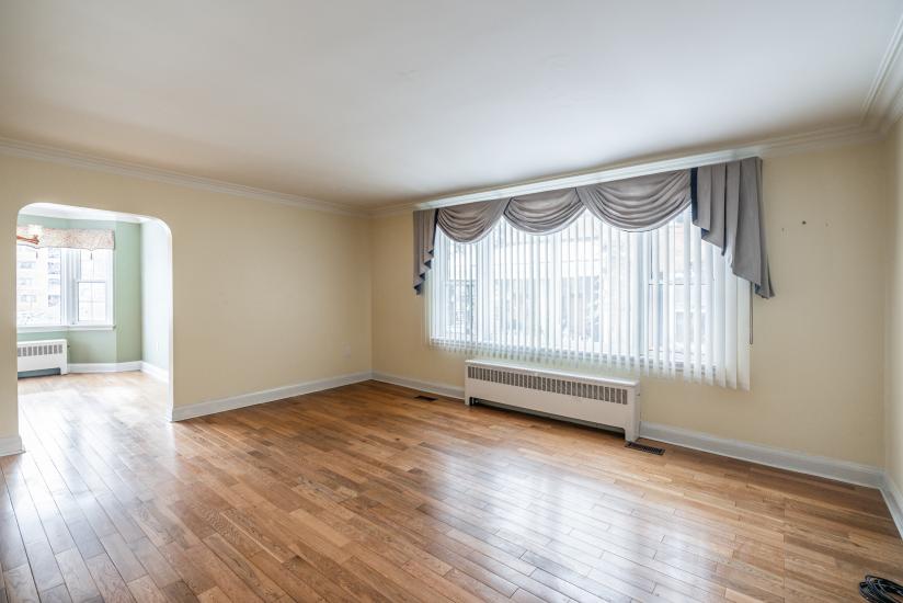 Property listing for 15 Dundas St, Dundas, ON