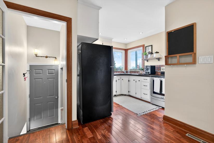 Property listing for 380 East 37th St., Hamilton, ON