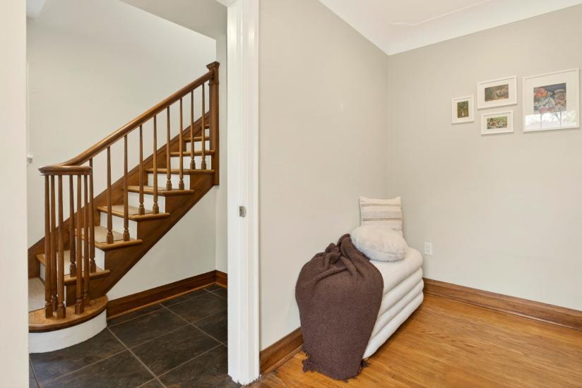 Property listing for 13 Tweedsmuir Ave., Dundas, ON