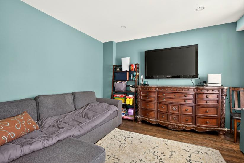 Property listing for 98 First Rd. W., Stoney Creek, ON