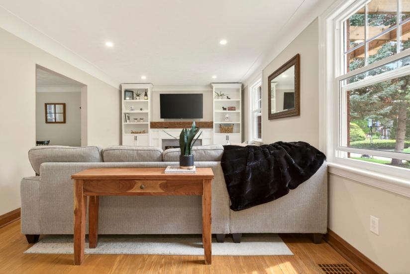 Property listing for 13 Tweedsmuir Ave., Dundas, ON