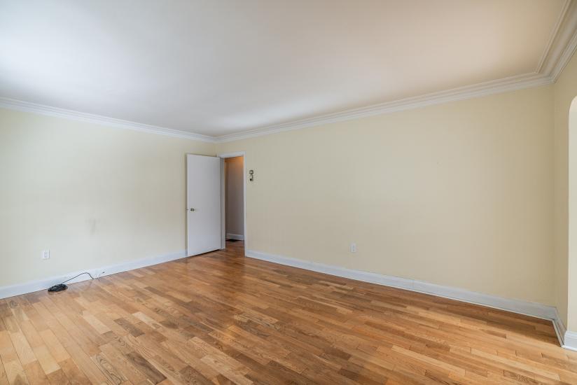 Property listing for 15 Dundas St, Dundas, ON