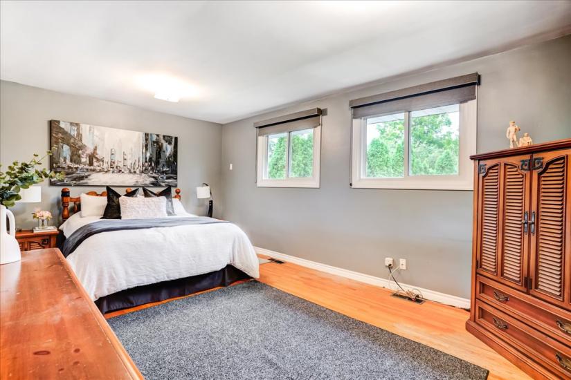 Property listing for 607 Iroquois Ave., Ancaster, ON