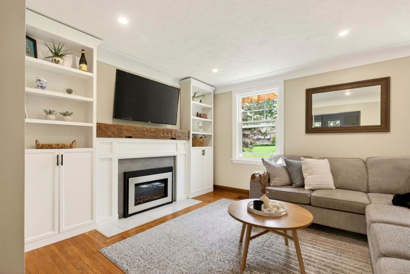 Property listing for 13 Tweedsmuir Ave., Dundas, ON