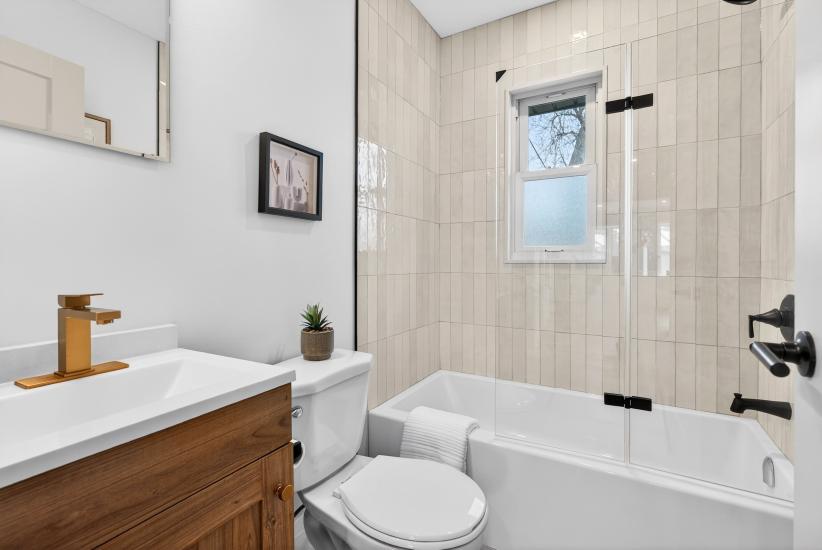 Property listing for 330 East 15th St, Hamilton, ON
