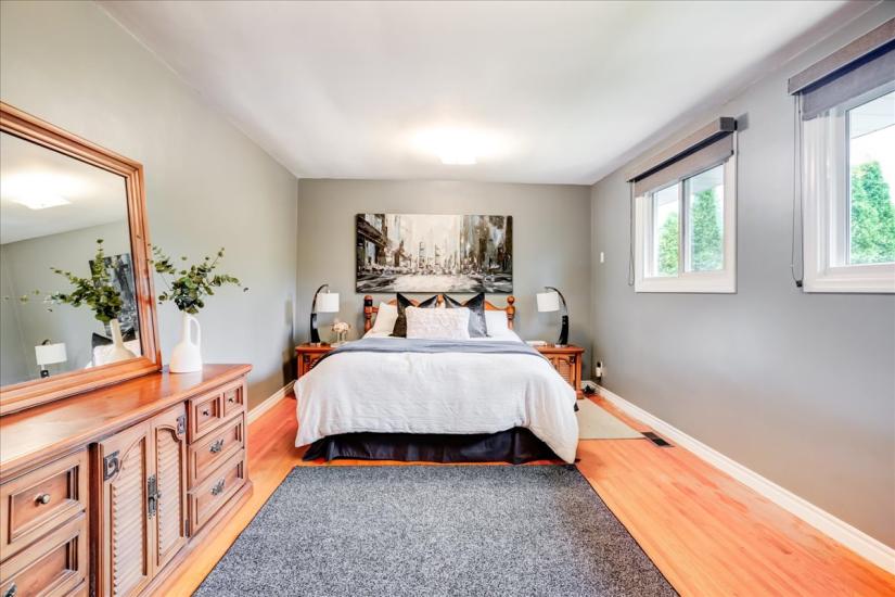 Property listing for 607 Iroquois Ave., Ancaster, ON