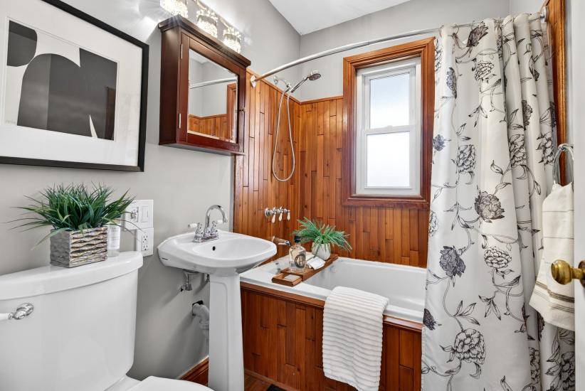 Property listing for 380 East 37th St., Hamilton, ON
