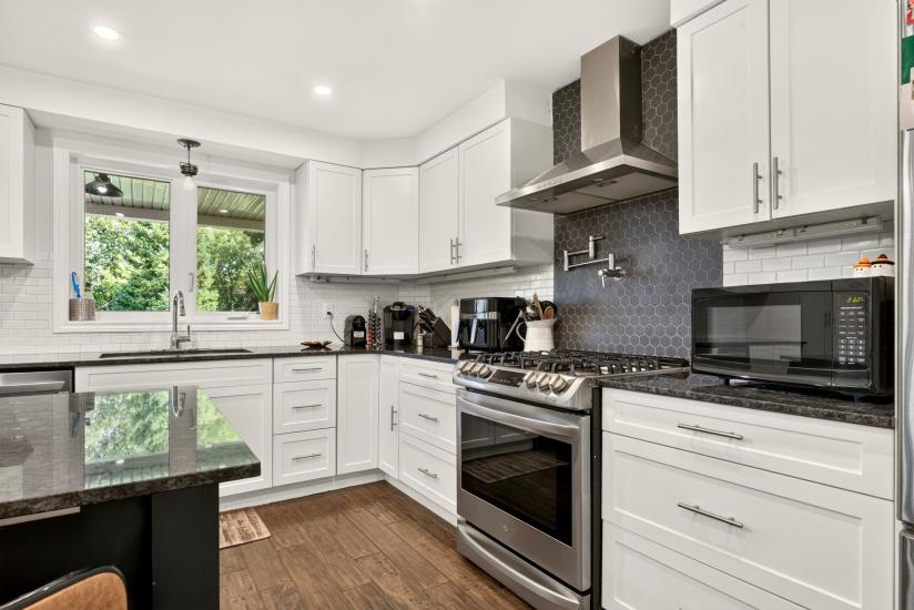 Property listing for 98 First Rd. W., Stoney Creek, ON