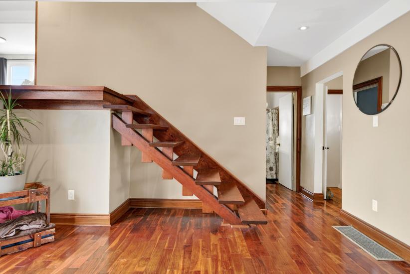 Property listing for 380 East 37th St., Hamilton, ON