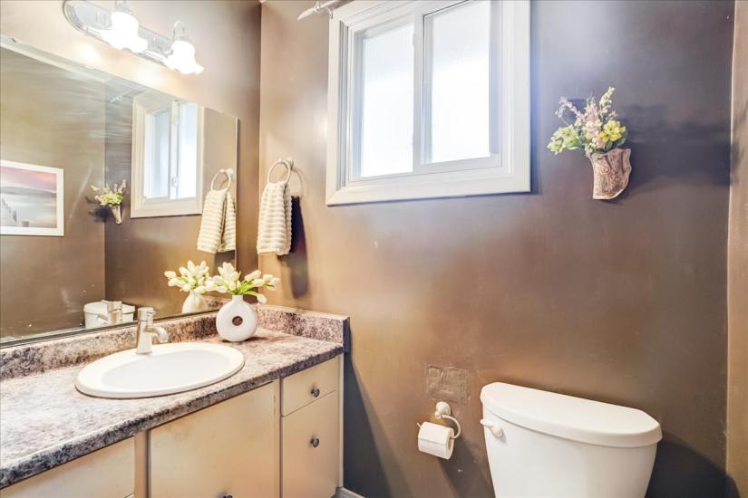 Property listing for 607 Iroquois Ave., Ancaster, ON