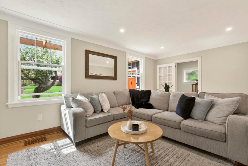 Property listing for 13 Tweedsmuir Ave., Dundas, ON
