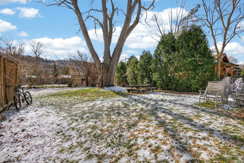 Property listing for #2-150 Ewen Rd., Hamilton, ON