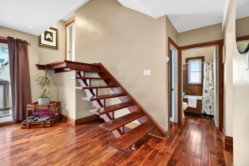 Property listing for 380 East 37th St., Hamilton, ON