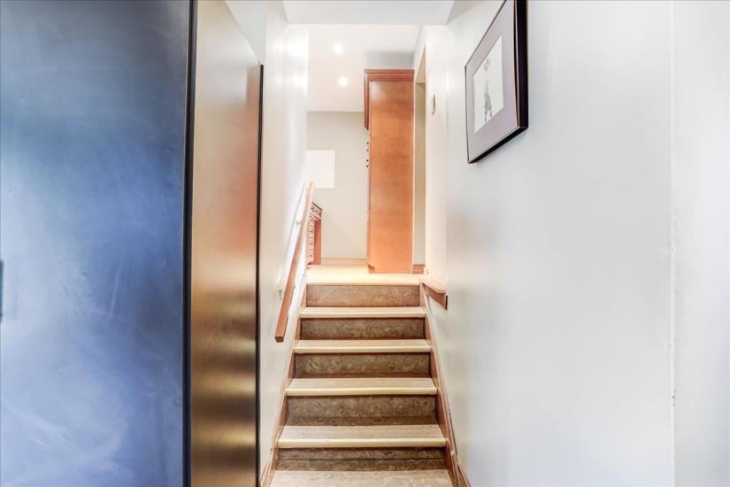 Property listing for 607 Iroquois Ave., Ancaster, ON