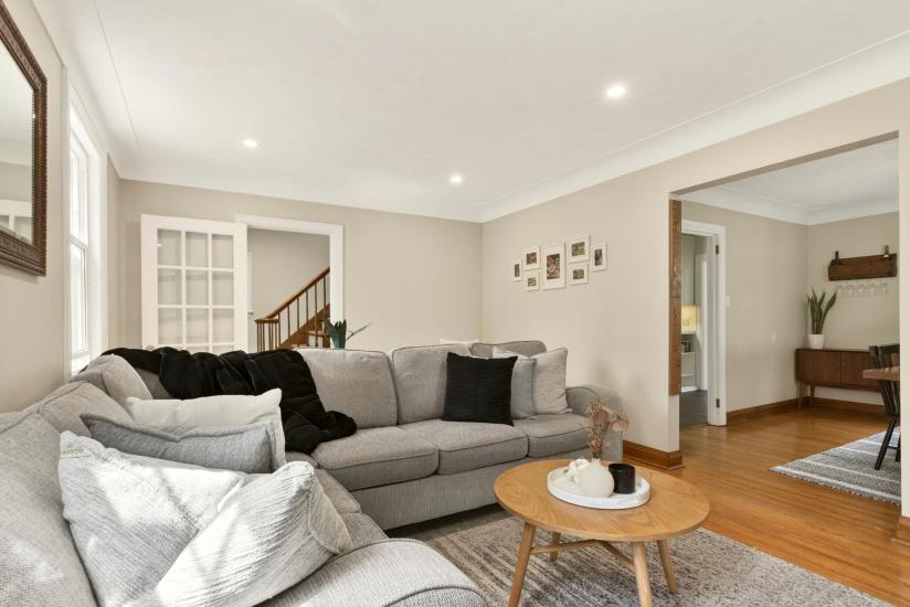 Property listing for 13 Tweedsmuir Ave., Dundas, ON