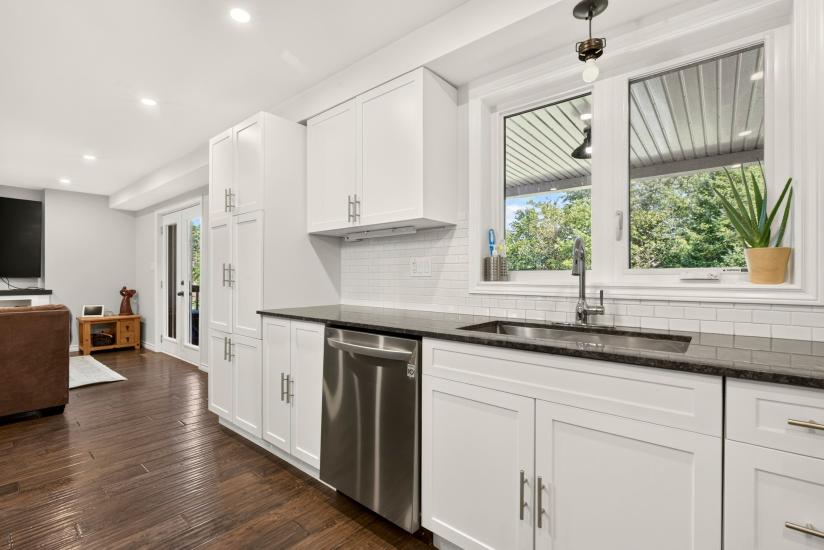 Property listing for 98 First Rd. W., Stoney Creek, ON