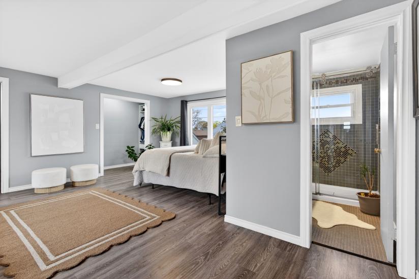 Property listing for 380 East 37th St., Hamilton, ON
