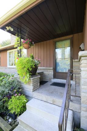Property listing for 908 Bishop Pl., Ancaster, ON