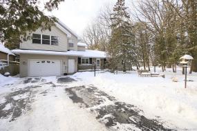 Property listing for 28 Lloyminn Ave., Ancaster, ON