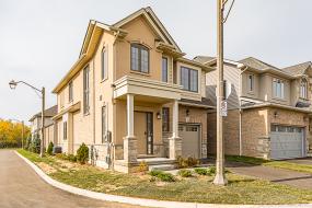 Property listing for 138 Dunrobin Lane, Grimsby, ON