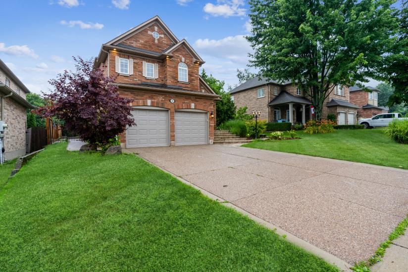 Property listing for 100 Davidson Blvd., Dundas, ON