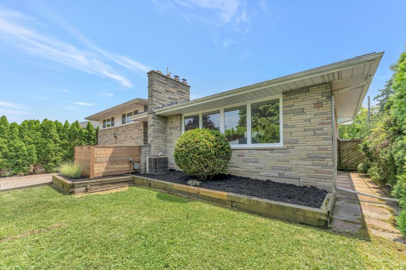 Property listing for 672 Hiawatha Blvd., Ancaster, ON