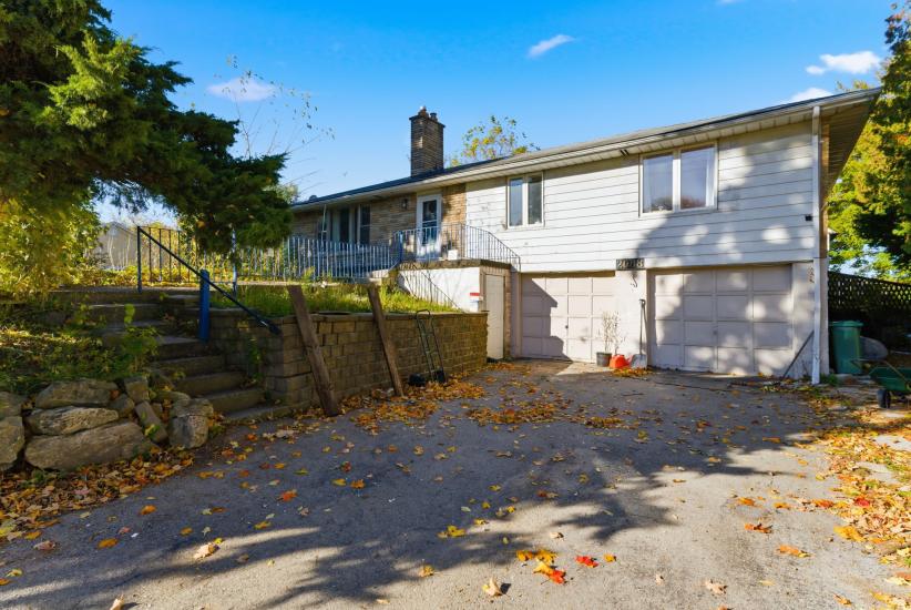Property listing for 2088 Upper James St., Hamilton, ON