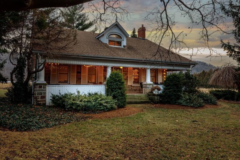 Property listing for 982 HWY 8, Stoney Creek, ON