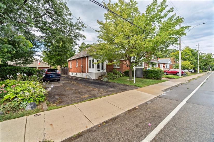 Property listing for 133 Longwood Rd. N., Hamilton, ON
