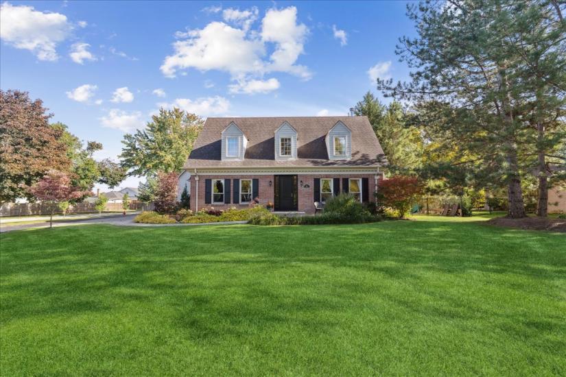 Property listing for 34 Gladiola Dr., Carlisle, ON