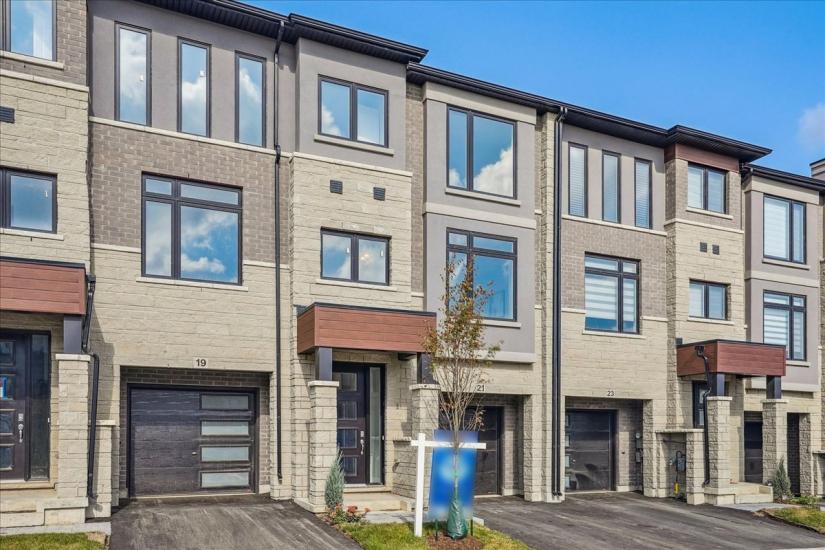 Property listing for 21 Cadwell Lane, Hamilton, ON