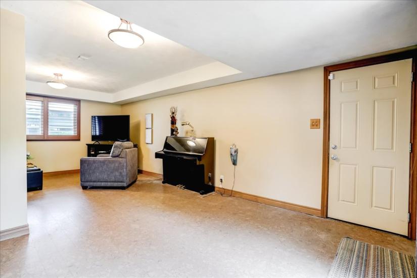 Property listing for 607 Iroquois Ave., Ancaster, ON
