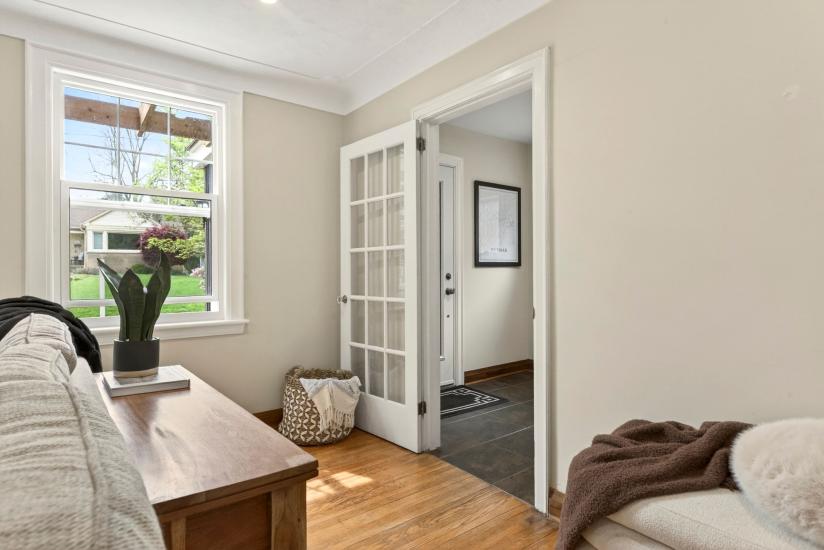 Property listing for 13 Tweedsmuir Ave., Dundas, ON