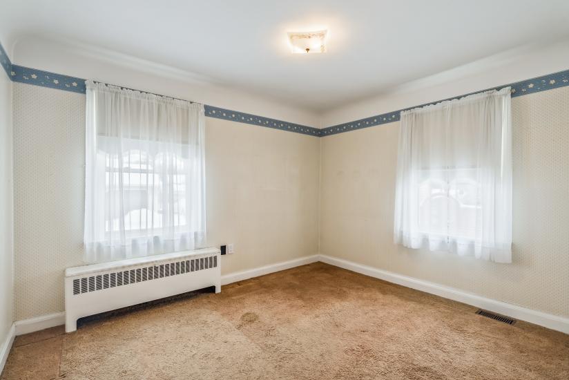 Property listing for 15 Dundas St, Dundas, ON