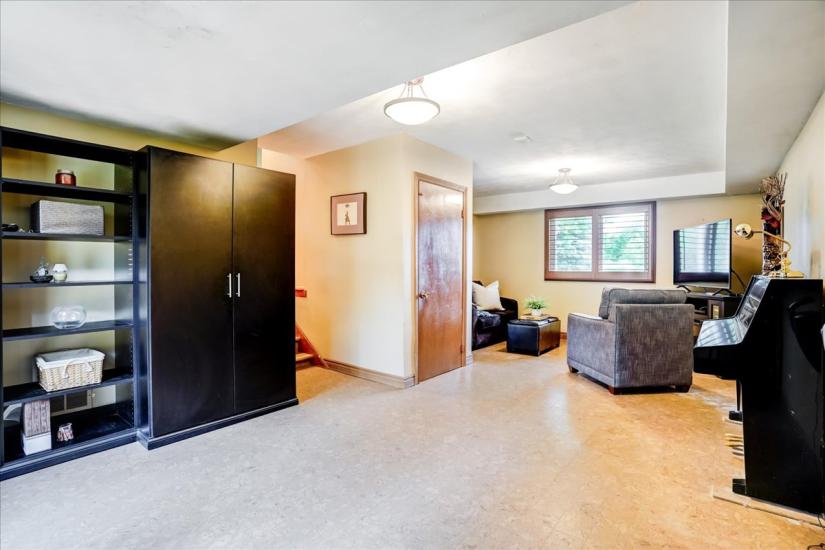 Property listing for 607 Iroquois Ave., Ancaster, ON