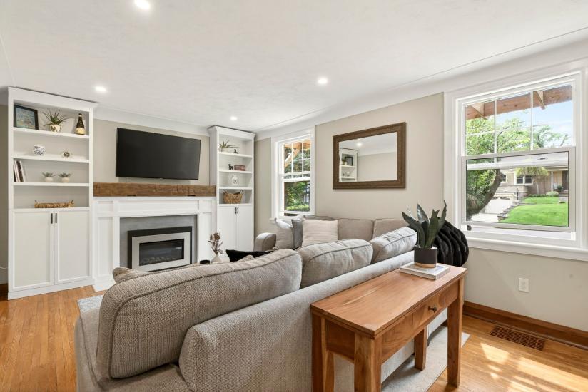 Property listing for 13 Tweedsmuir Ave., Dundas, ON