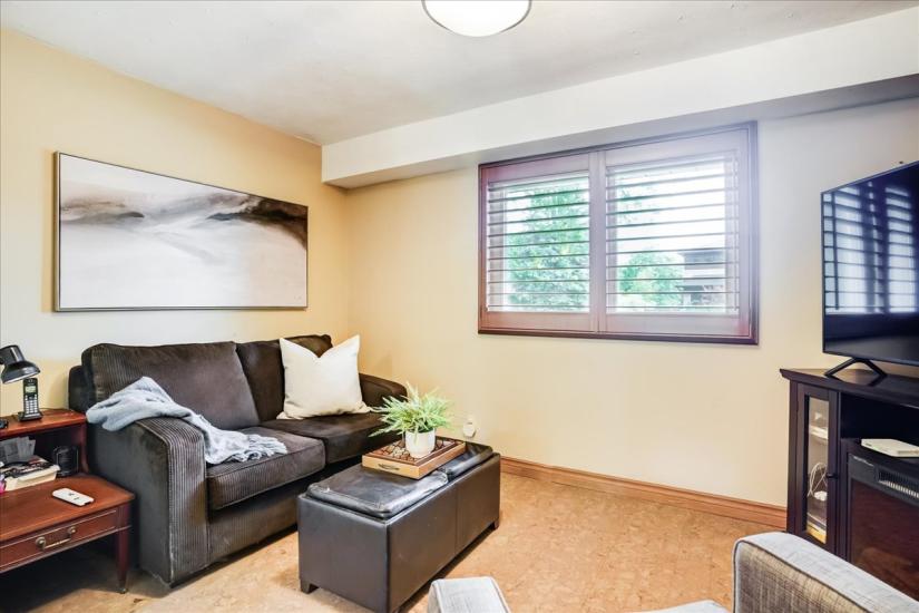 Property listing for 607 Iroquois Ave., Ancaster, ON