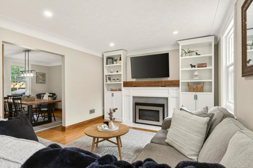 Property listing for 13 Tweedsmuir Ave., Dundas, ON