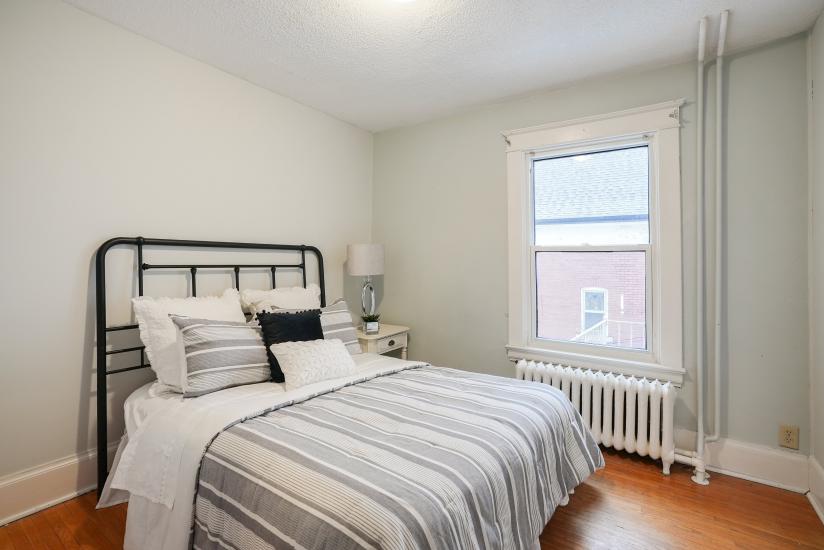 Property listing for 115 Balsam Ave S, Hamilton, ON