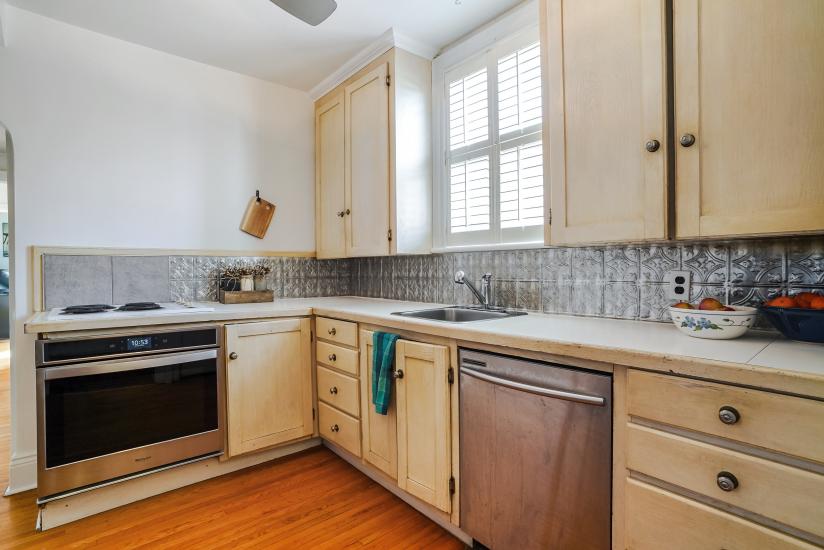 Property listing for 85 Hyde Park Ave, Hamilton, ON