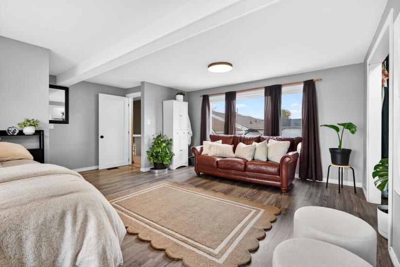 Property listing for 380 East 37th St., Hamilton, ON