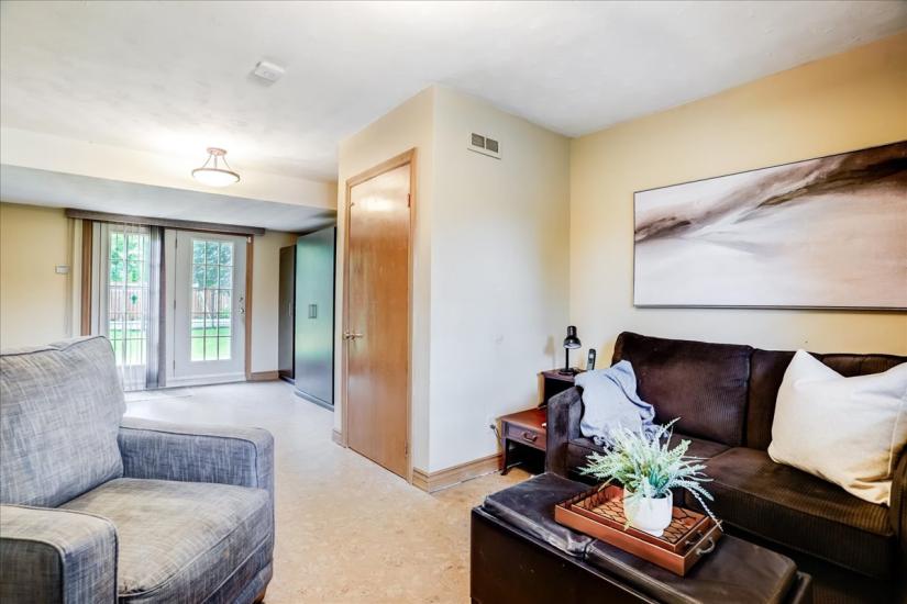 Property listing for 607 Iroquois Ave., Ancaster, ON