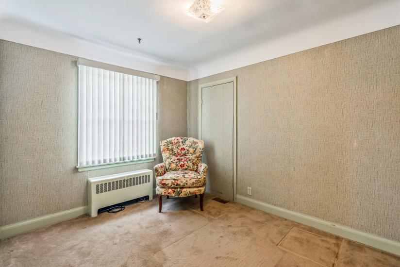 Property listing for 15 Dundas St, Dundas, ON