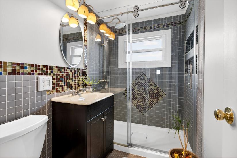 Property listing for 380 East 37th St., Hamilton, ON
