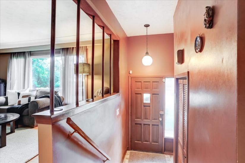 Property listing for 607 Iroquois Ave., Ancaster, ON