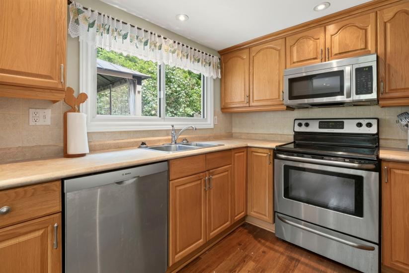 Property listing for 47 Witherspoon St., Dundas, ON