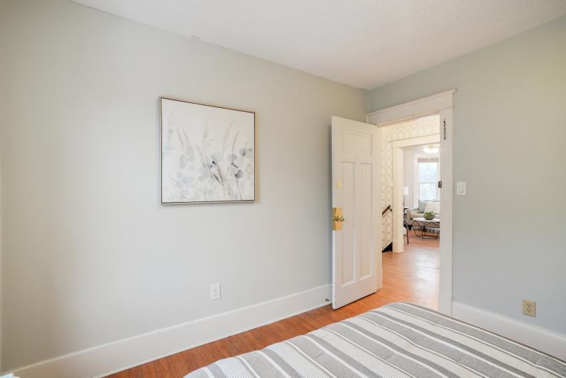 Property listing for 115 Balsam Ave S, Hamilton, ON