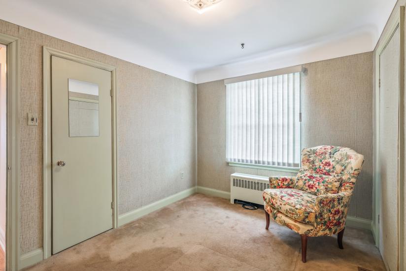 Property listing for 15 Dundas St, Dundas, ON