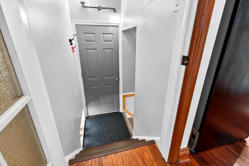 Property listing for 380 East 37th St., Hamilton, ON