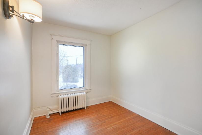 Property listing for 115 Balsam Ave S, Hamilton, ON